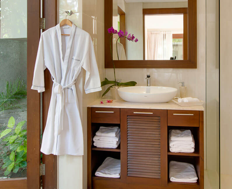 Tirta Nila - Downstairs bathroom withIndoor and outdoor shower