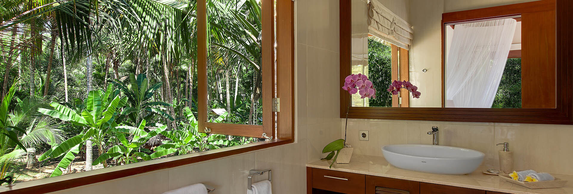 Villa Tirta Nila - Upstairs bedroom bathroom with jungle view