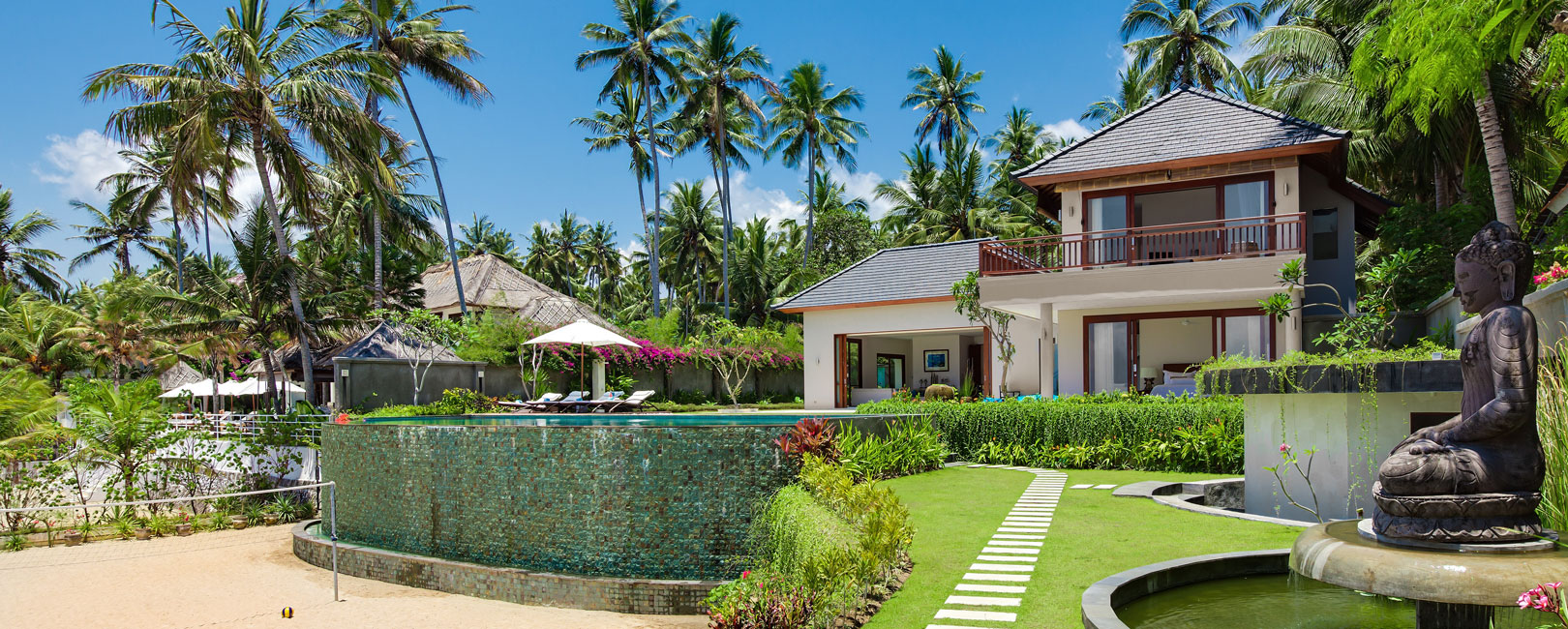 Villa Tirta Nila - Outdoor dining and ocean deck